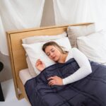 Een comfortabele slaapkamer met slaaphulpmiddelen voor een goede nachtrust en optimale slaapkwaliteit.