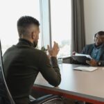 Een team dat samenwerkt aan recruitmentstrategieën met behulp van technologie en data-analyse.